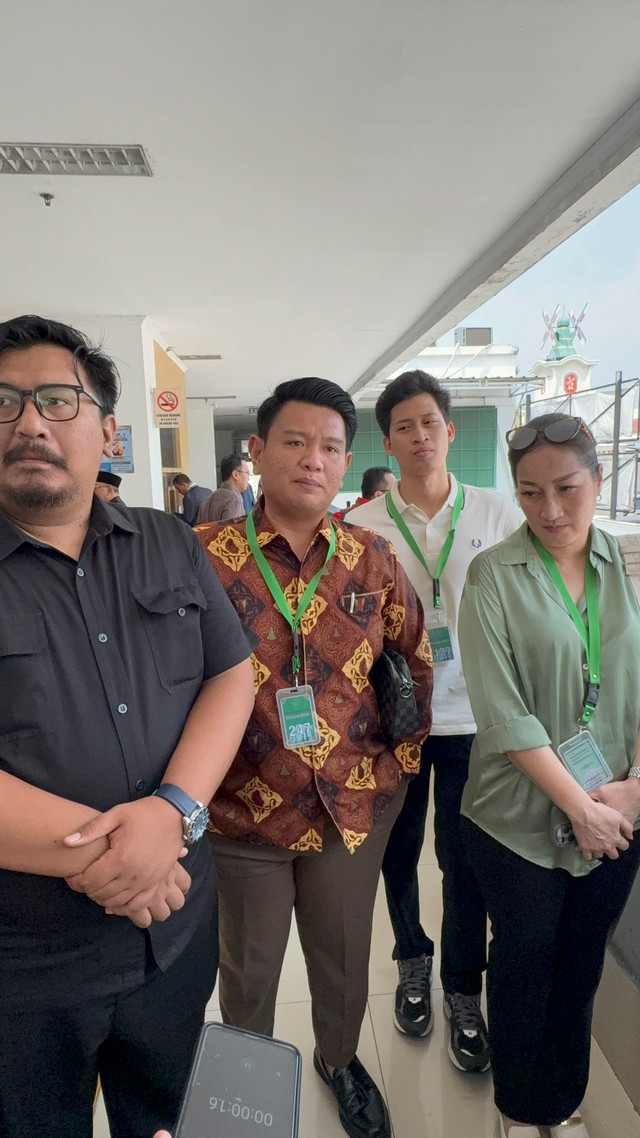 Doorstop Kuasa Hukum dan Keluarga dari Adik Keisya Levronka. Foto: Aprilandika Pratama/kumparan