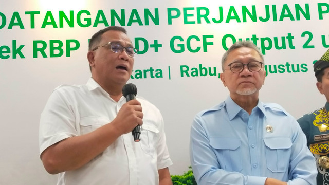 Menteri Lingkungan Hidup (LH), Jumhur Hidayat, usai menghadiri agenda Penandatanganan Perjanjian Penyaluran Dana Proyek RBP REDD+ Green Climate Fund (GCF) Output 2 untuk 10 Provinsi, di Jakarta, Rabu (12/8/2026). Foto: Nur Pangesti/kumparan
