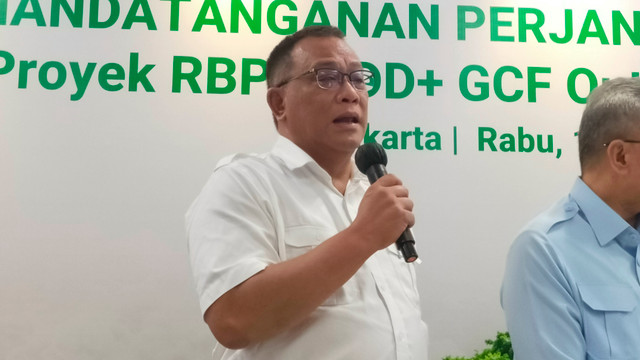 Menteri Lingkungan Hidup (LH), Jumhur Hidayat, usai menghadiri agenda Penandatanganan Perjanjian Penyaluran Dana Proyek RBP REDD+ Green Climate Fund (GCF) Output 2 untuk 10 Provinsi, di Jakarta, Rabu (12/8/2026). Foto: Nur Pangesti/kumparan