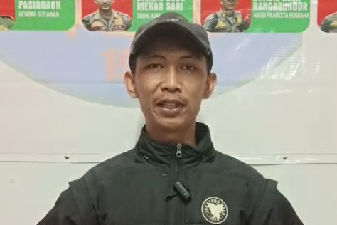 Nur Hidayat alias Abuy, pemilik pangkas rambut di kawasan Bantar Kambing, Desa Bantarjaya, Kecamatan Rancabungur, Kabupaten Bogor. Foto: Dok. Istimewa