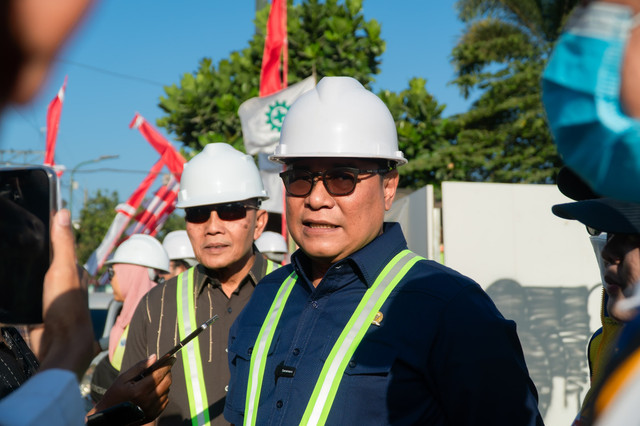 Ketua Kelompok Fraksi (Kapoksi) Komisi V DPR RI, Danang Wicaksana Sulistya, memimpin tim meninjau langsung persiapan pintu tol Purwomartani pada Jumat (17/7). Foto: Dok.Istimewa