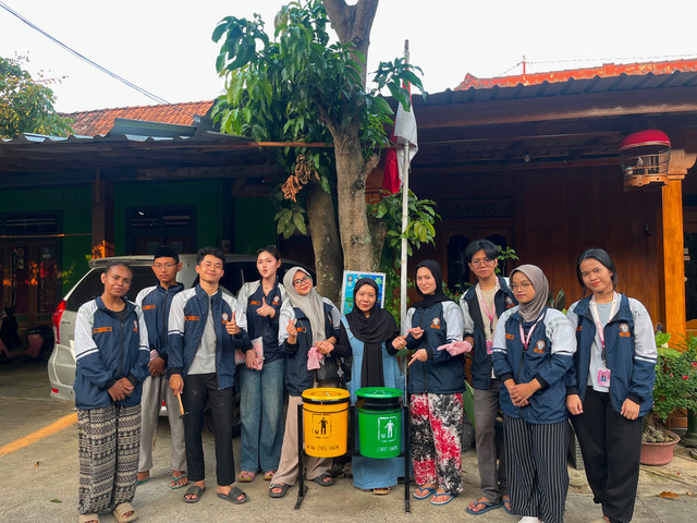 Tim KKN UNDIP meletakkan tempat sampah terpilah untuk warga Desa Ngerjo sebagai langkah nyata mendorong kebiasaan memilah dan membuang sampah dengan tepat.