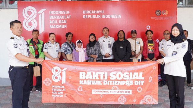 penyerahan bantuan sosial kepada warga sekitar