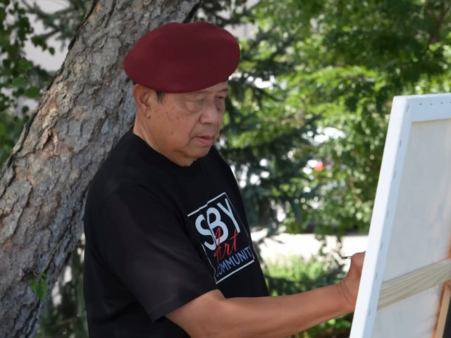 Susilo Bambang Yudhoyono (SBY) melukis di tepi Sungai Mississippi, Minnesota, Amerika Serikat. Foto: YouTube/ Susilo Bambang Yudhoyono