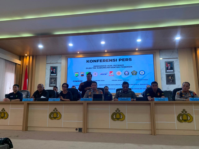 Tim dokter forensik dan kepolisian menggelar jumpa pers usai melakukan ekshumasi terhadap makam Sutrimo. Foto: Dok. kumparan