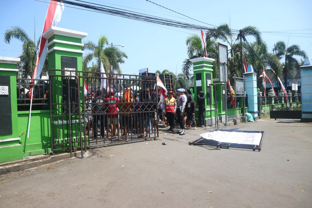 Penampakan pintu gerbang Kantor Kecamatan Tayu yang roboh setelah didobrak massa demo tolak larangan sound horeg, Rabu (12/8/2026). Foto: Dok. kumparan