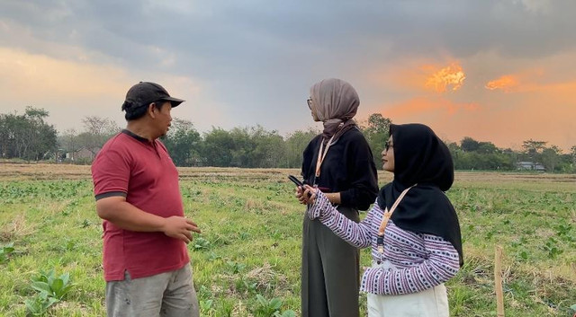 Mahasiswa KKN UIN Salatiga SY1002 dan Bapak Priyadi selaku pemilik lahan tembakau di Dusun Seling. Foto: Amma Arfiana