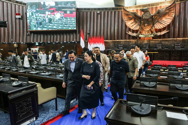 Ketua DPR Puan Maharani (kedua kiri) berbincang dengan Ketua DPD Sultan Bachtiar Najamudin (kiri) saat meninjau persiapan tempat sidang tahunan di Kompleks Parlemen, Senayan, Jakarta, Rabu (12/8/2026). Foto: Asprilla Dwi Adha/ANTARA FOTO