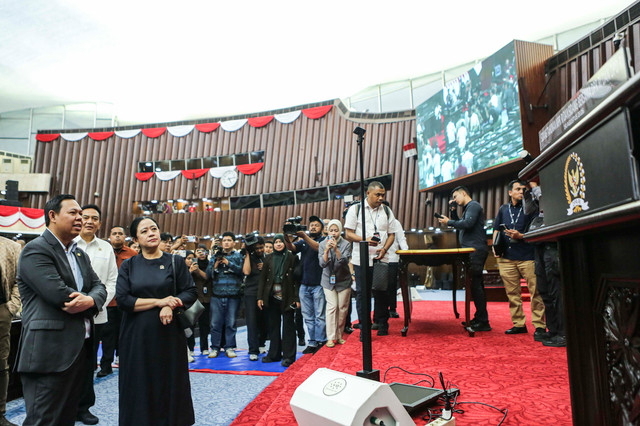 Ketua DPR Puan Maharani (kedua kiri) berbincang dengan Ketua DPD Sultan Bachtiar Najamudin (kiri) saat meninjau persiapan tempat sidang tahunan di Kompleks Parlemen, Senayan, Jakarta, Rabu (12/8/2026). Foto: Asprilla Dwi Adha/ANTARA FOTO