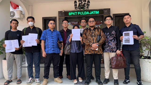 Lima orang mendatangi SPKT Polda Jatim melaporkan kasus dugaan penipuan dengan menjanjikan kelulusan seleksi instansi pemerintah. Foto: Dok. Istimewa