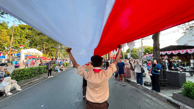 Pembentangan bendera merah putih sepanjang 1.000 meter di Jalan Malioboro, Rabu (12/8). Foto: Pandangan Jogja/Gigih Imanadi Darma