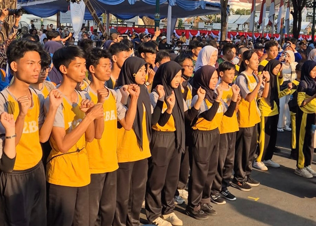 Pembacaan teks proklamasi menggunakan bahasa isyarat oleh pelajar disabilitas rungu dari SLB se-DIY memecahkan rekor MURI. Foto: Pandangan Jogja/Gigih Imanadi Darma