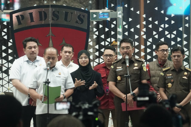 Kapuspenkum Kejagung Anang Supriatna bersama Direktur Penyidikan Kejagung Saiful Bahri Siregar dalam konferensi pers terkait kasus transfer pricing Toba Pulp, di Gedung Bundar Jampidsus Kejagung, Jakarta Selatan, Rabu (12/8/2026). Foto: Iqbal Firdaus/kumparan