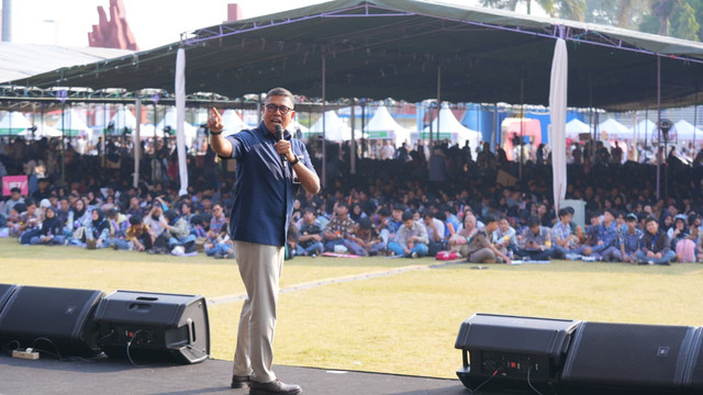 Direktur Utama BSI, Anggoro Eko Cahyo, menantang generasi mudah untuk berani mengambil kendali atas masa depan finansialnya sejak sekarang dalam Sharing Session Penerimaan Mahasiswa Baru Universitas Padjadjaran (UNPAD di Bandung pada Rabu (12/8/2026). Foto: Dok. BSI.