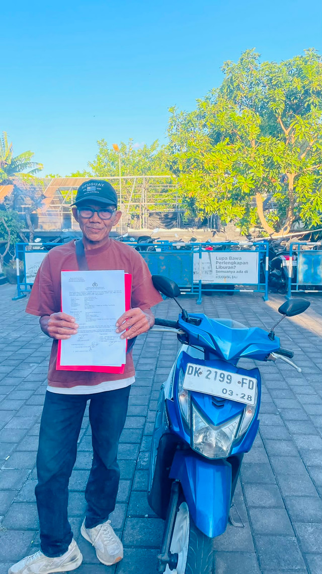 Pemilik motor yang motornya dicuri di Denpasar Barat, Kota Denpasar. Motor ditemukan di Pantai Lembeng, Sukawati dan diduga ditinggalkan oleh pelaku. Foto: Dok. Humas Polresta Denpasar