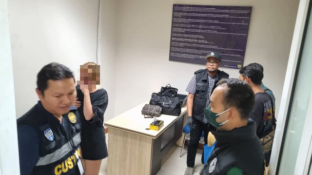 WN Kazakhstan tertangkap membawa hashish sebanyak 1 kilogram melalui Bandara Internasional I Gusti Ngurah Rai. Foto: Dok. BNNP Bali