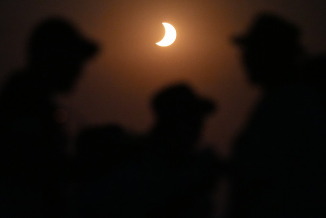 Bulan menyingkap matahari beberapa saat setelah gerhana matahari total seperti yang terlihat dari Lodoso, Burgos, Spanyol, Rabu (12/8/2026). Foto: Cesar Manso/AFP