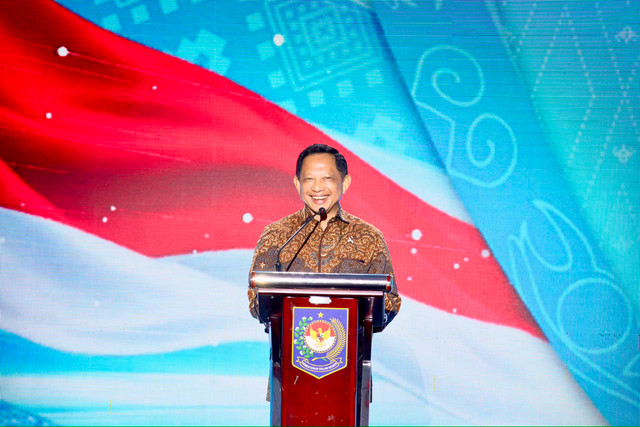 Mendagri Muhammad Tito Karnavian memberikan penghargaan kepada pemerintah daerah berprestasi dalam ajang Apresiasi Pemda Berprestasi 2026 Batch II Regional Sumatera di Batam, Rabu (12/8/2026). Foto: Kemendagri RI