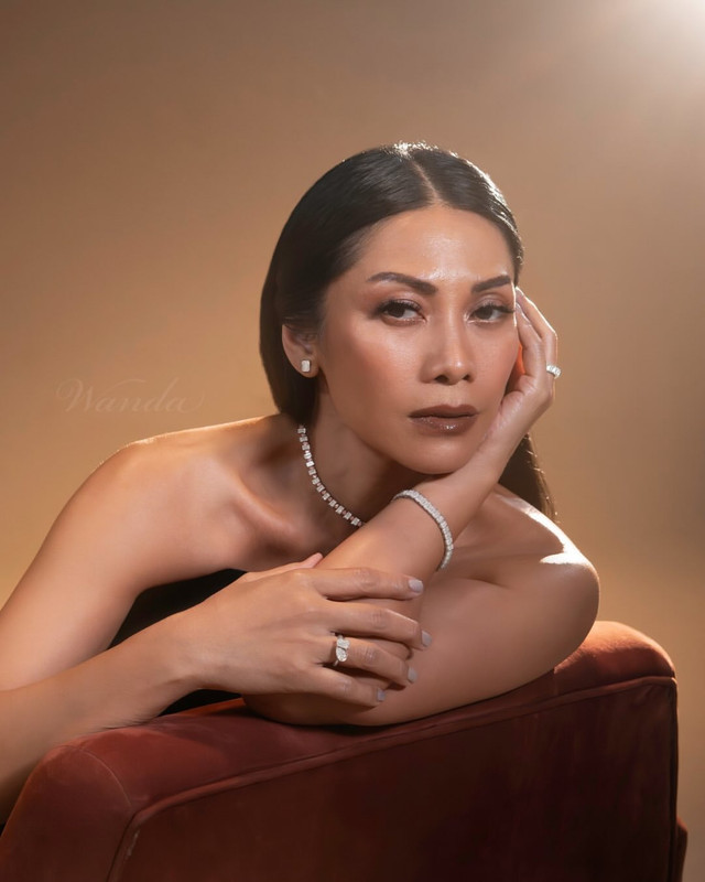 Potret Anggun C. Sasmi memakai perhiasan Wanda House of Jewels. Foto: Instagram @wandahouseofjewels