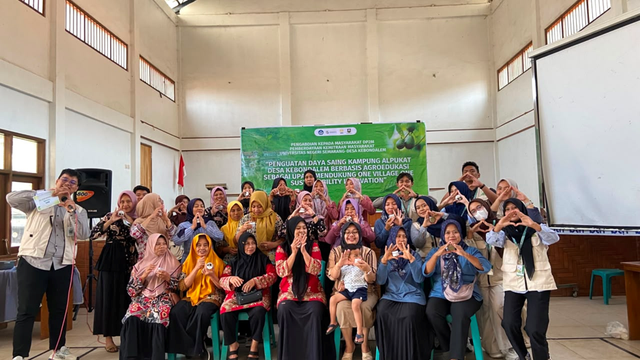 Kegiatan mahasiswa KKN-T UNNES GIAT 2026 bersama masyarakat Desa Kebondalem dalam kegiatan pengolahan alpukat menjadi lulur. Foto: Dokumentasi Tim KKN-T UNNES GIAT 2026.