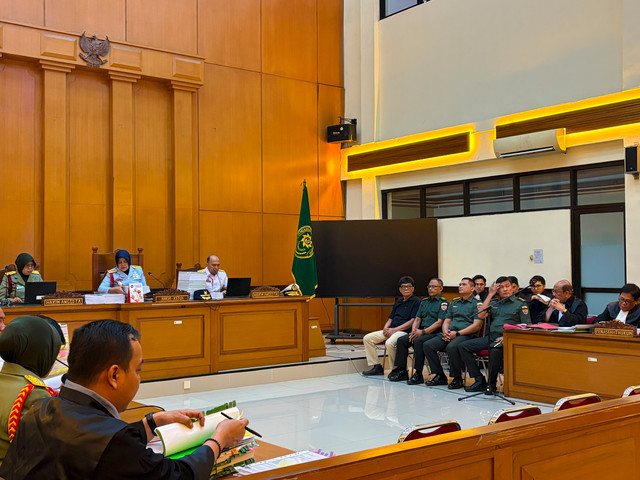 Sidang mantan Pangdam IV/Diponegoro, Letjen TNI Widi Prasetijono, pemeriksaan saksi terkait kasus dugaan korupsi dan gratifikasi terkait pembelian lahan oleh BUMD Kab. Cilacap, di Pengadilan Militer Tinggi II Jakarta Timur, Kamis (13/8/2026). Foto: Kevin Daniel/kumparan