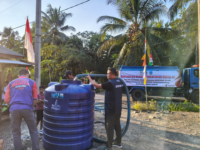 Kementerian Sosial menyalurkan bantuan berupa air bersih, tandon, dan penjernih air bagi 7.973 warga terdampak kekeringan di 22 desa, Kabupaten Pangandaran, Jawa Barat. Foto: Kemensos RI