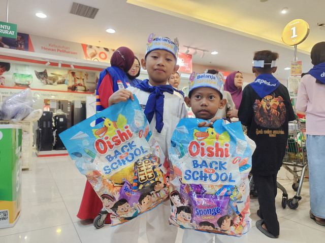 DT Peduli Cirebon ajak anak-anak yatim dan piatu Belanja Bahagia di Yogya Juncion, Cirebon (Sumber: DT Peduli)