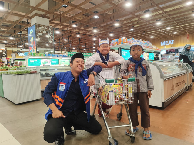DT Peduli Cirebon ajak anak-anak yatim dan piatu Belanja Bahagia di Yogya Juncion, Cirebon (Sumber: DT Peduli)