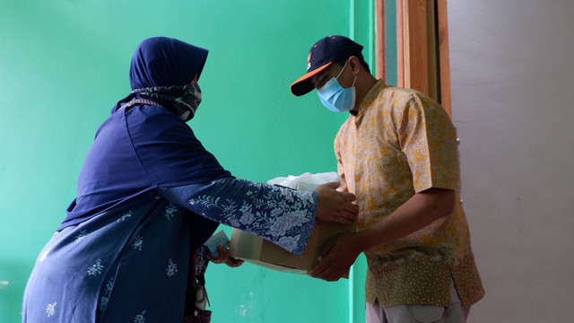 Ilustrasi bansos. Foto: Ani Fathudin/Shutterstock