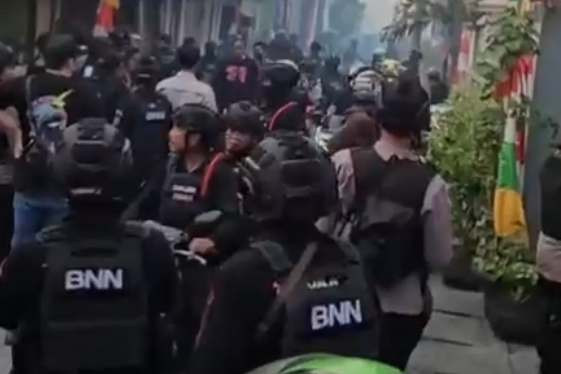 Penggerebakan Narkoba di Kampung Bahari, Jakarta Utara, Kamis (13/8/2026). Foto: Dok. Istimewa