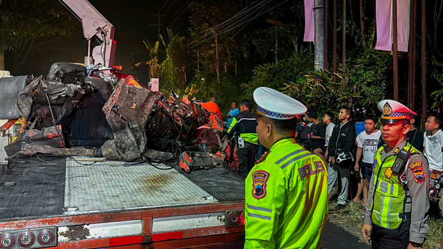 Polisi mengevakuasi truk dan tiga motor yang terlibat kecelakaan di Jalan Lingkar Selatan (JLS) Salatiga, Jawa Tengah, Rabu (12/8/2026). Foto: Dok. Polres Salatiga