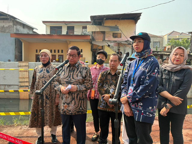 Gubernur DKI Jakarta Pramono Anung dan Kepala Dinas SDA Ika Agustin Ningrum usai melakukan Peninjauan Kali Cakung Lama di kawasan Cilincing, Jakarta Utara, Kamis (13/8/2026). Foto: Nauval Pratama/kumparan