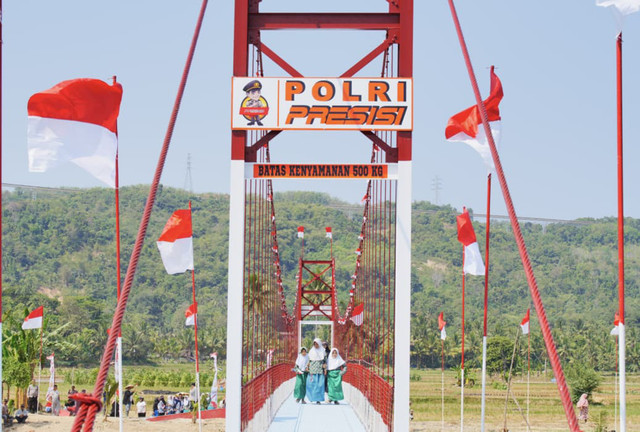 Kapolri Jenderal Listyo Sigit Prabowo dalam acara peresmian 3.395 jembatan TNI-Polri dan 3.000 sumber air bersih TNI Angkatan Darat oleh Presiden Republik Indonesia pada Kamis (13/8/2026). Foto: Dok. Istimewa
