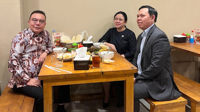 Wakil Ketua DPR, Sufmi Dasco Ahmad (kiri) bersama Ketua DPR, Puan Maharani (tengah) mekan bakso Lapangan Tembak Senayan disela-sela kegiatan setelah mengecek Persiapan Sidang Tahunan bersama DPR RI dan DPD RI 14 Agustus mendatang. Foto: Instagram/ @sufmi_dasco