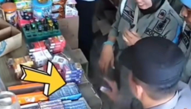 Dua Pegawai Pemerintah dengan Perjanjian Kerja (PPPK) paruh waktu di lingkungan Satpol PP dan WH Aceh Utara diduga mengambil sebungkus rokok milik pedagang saat razia. Dok Istimewa