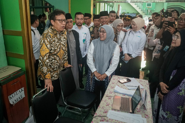 Menkes Budi Gunadi Sadikin memantau pelaksanaan Cek Kesehatan Gratis (CKG) bagi siswa dan siswi di Pondok Pesantren Terpadu Khairul Ummah, Kapuk Muara, Jakarta, Kamis (13/8/2026 Foto: Iqbal Firdaus/kumparan