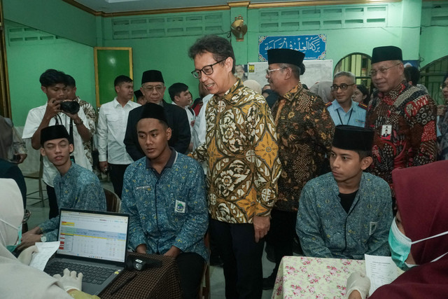 Menkes Budi Gunadi Sadikin memantau pelaksanaan Cek Kesehatan Gratis (CKG) bagi siswa dan siswi di Pondok Pesantren Terpadu Khairul Ummah, Kapuk Muara, Jakarta, Kamis (13/8/2026 Foto: Iqbal Firdaus/kumparan
