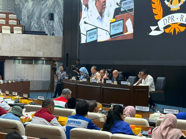 Wakil Ketua DPR Sufmi Dasco Ahmad, Saan Mustopa, dan Cucun Ahmad Syamsurijal menerima perwakilan buruh soal RUU Ketenagakerjaan di Kompleks Parlemen, Senayan, Jakarta, Kamis (13/8/2026). Foto: Nasywa Athifah/kumparan