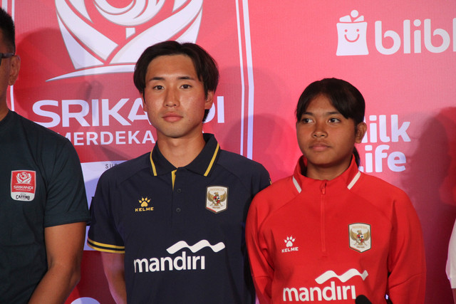 Pelatih Putri Nusantara, Takumi Taniguchi dan Pemain Putri Nusantara Ade Yasfa Rimba Winata sesi konferensi pers di Stadion Supersoccer Arena, Kudus, Jawa Tengah, Kamis (13/8/2026). Foto: kumparanBOLANITA/Vega Ma'arijil Ula