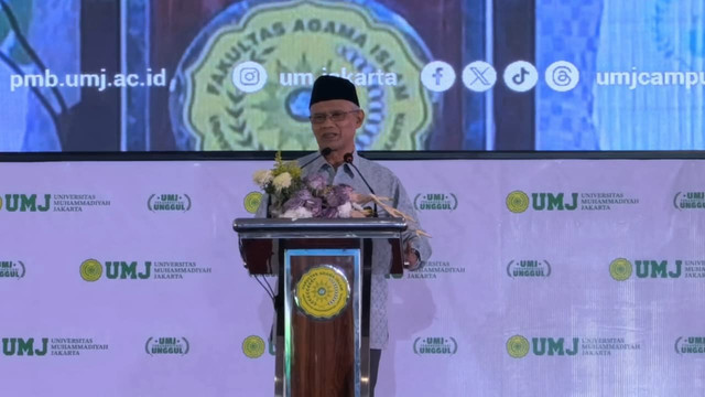 Ketum PP Muhammadiyah, Haedar Nashir saat memberikan Orasi Kebangsaan dalam rangka Peringatan Hari Pers dan Literasi Muhammadiyah Tahun 2026 yang digelar di Universitas Muhammadiyah Jakarta (UMJ), Kamis (13/8/2026). Foto: kumparan