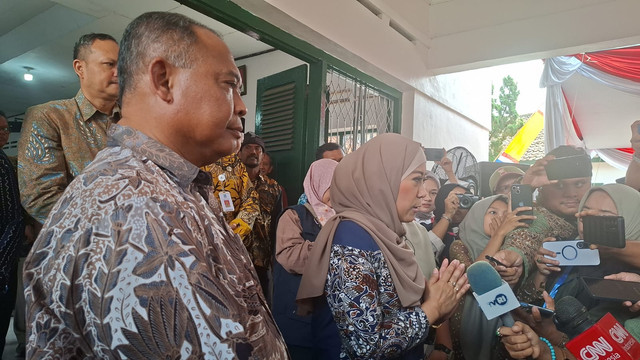 Menteri Komunikasi dan Digital Meutya Hafid bersama Bupati Sleman Harda Kiswaya memberikan keterangan pers di Kantor Kalurahan Donoharjo, Kabupaten Sleman, DI Yogyakarta, Kamis (13/8/2026). Foto: Pradya Tirta/kumparan