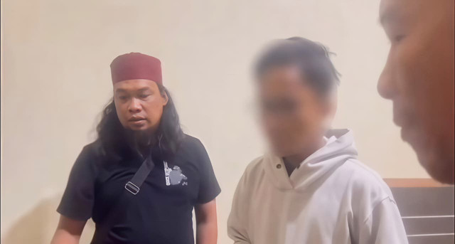EE (23), mahasiswa di Kota Makassar, Sulawesi Selatan, ini tega membohongi orang tuanya dengan mengaku diculik dan disekap. Foto: Dok. Jatanras Polrestabes Makassar