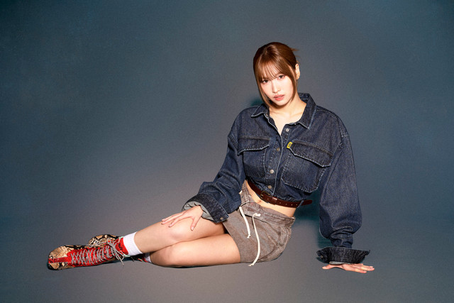 Onitsuka Tiger Hadirkan Koleksi Denim Bergaya Effortless Chic bersama Momo Twice. Foto: Dok. Onitsuka Tiger