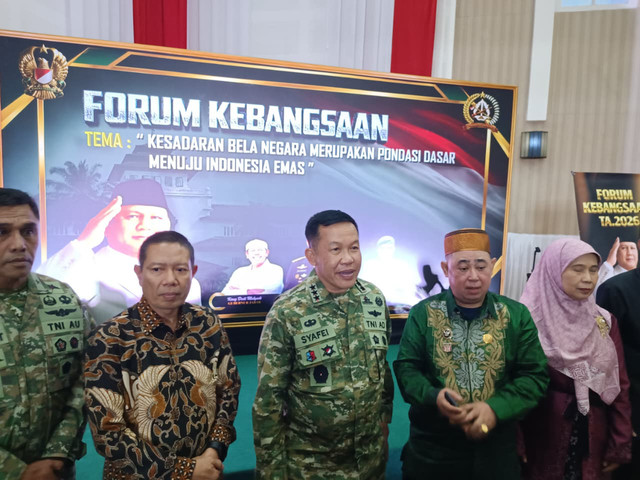 Danpusterad, Letjen TNI Mochamad Syafei, saat memberikan keterangan terkait Kegiatan Forum Kebangsaan Kesadaran Bela Negara di Gedung M. Toha Kodiklatad, Kota Bandung, Kamis (13/8/2026). Foto: Abisatya/kumparan