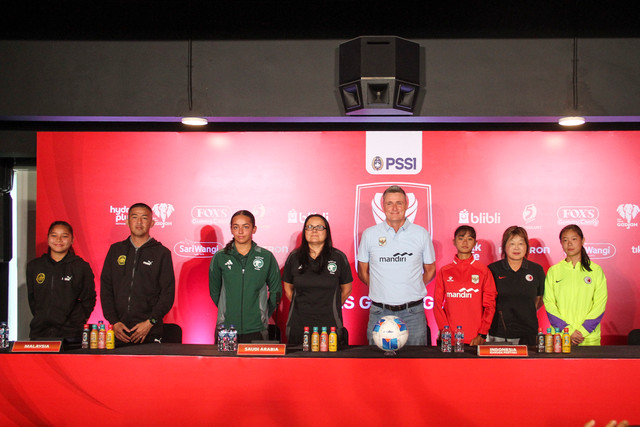Pelatih dan pemain peserta Srikandi Merdeka Cup 2026 grup A berfoto bersama saat sesi konferensi pers di Stadion Supersoccer Arena, Kudus, Jawa Tengah, Kamis (13/8/2026). Foto: kumparanBOLANITA/Vega Ma'arijil Ula