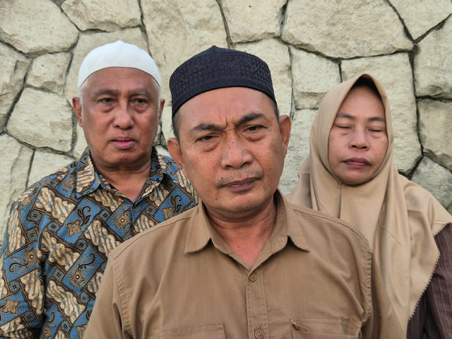 Orang tua almarhum pengemudi ojol Affan Kurniawan yang meninggal terlindas mobil Brimob. Foto: Dok. Istimewa