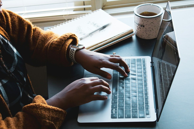 Ilustrasi cara mengatasi laptop lemot. Foto: Unsplash.