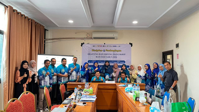 Foto bersama workshop dan pendampingan drafting. Kamis, 13/8/2026. (Foto: Dok. UGEC Unismuh)