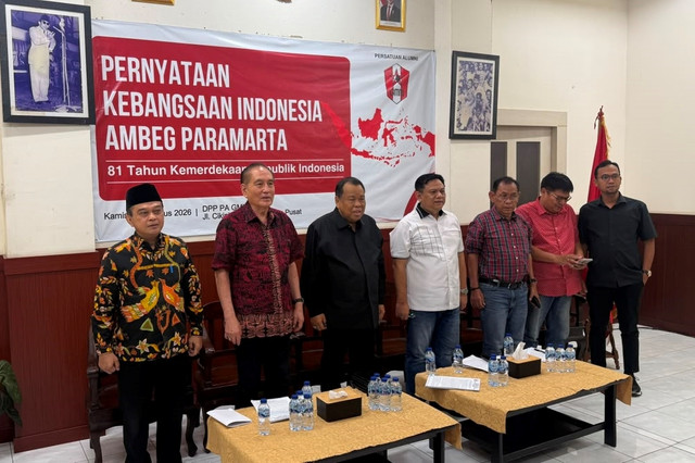 Jajaran pengurus DPP PA GMNI dalam agenda Pernyataan Kebangsaan Indonesia "Ambeg Paramarta" di Kantor DPP PA GMNI, Cikini, Jakarta Pusat, Kamis (13/8/2026). Foto: Zahira Hilman/kumparan