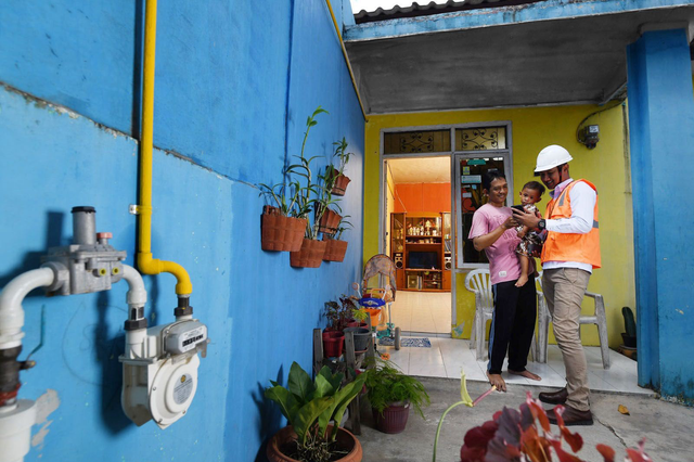 Petugas PGN saat menunjukkan fitur Catat Meter Mandiri (CMM) kepada pelanggan GasKita. Foto: Dok. Pertamina